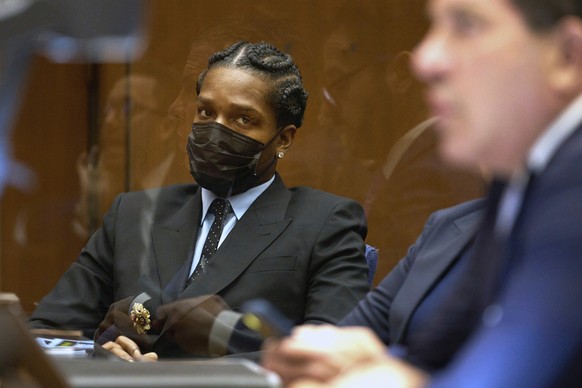 20.11.2023, USA, Los Angeles: Rakim Mayers alias Asap Rocky (l) sitzt während einer vorläufigen Anhörung im Clara Shortridge Foltz Criminal Justice Center in Los Angeles. Der US-Rapper Asap Rocky («Pr ...