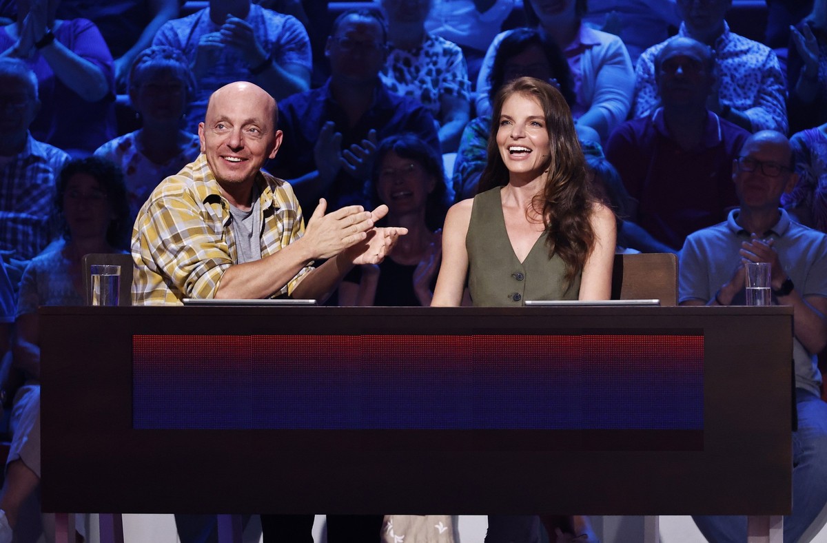 ARD WER WEISS DENN SOWAS? FOLGE 1191, &quot;Yvonne Catterfeld und Tim Kamrad&quot;, am Donnerstag (07.11.24) um 18:00 Uhr im ERSTEN.
Rateteam-Kapitän Bernhard Hoëcker (l.) mit Sängerin und Schauspiele ...