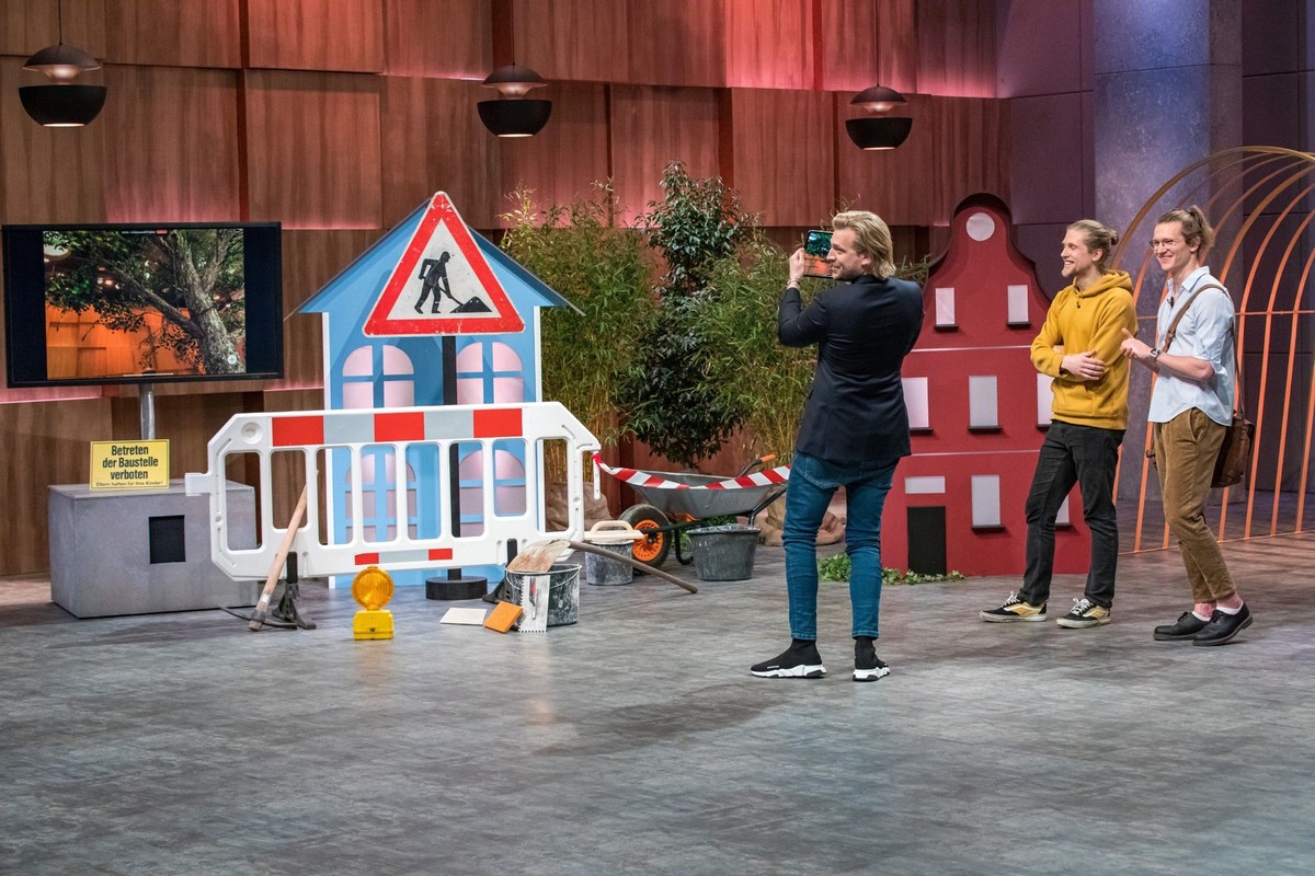 Investor Tillman Schulz nimmt die Augmented Reality App für die Stadtplanung von cityscaper genau unter die Lupe. Die Gründer Sebastian Witt (l.) und Robin Römer schauen genau zu.
Die Verwendung des ...