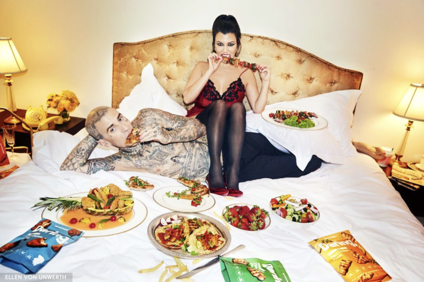 Pommes, volle Teller – und Kourtney Kardashian mit Ehemann Travis Barker mittendrin: Diese Fotos hat Modefotografin Ellen von Unwerth von dem Promi-Paar gemacht.