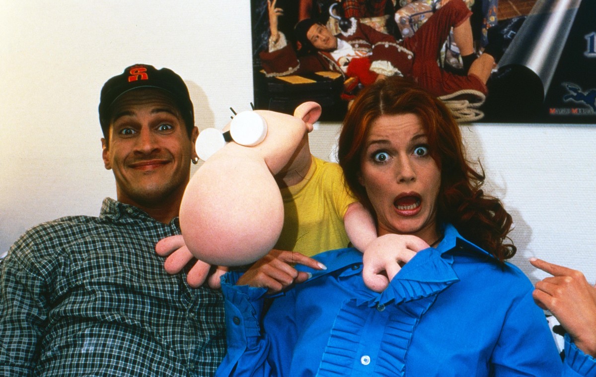 RTL Samstag Nacht, Comedyshow, Deutschland 1993 - 1998, Darsteller: Mirco Nontschew und Esther Schweins mit Comicfigur "Kleines Arschloch" in Köln, Deutschland 1997.
