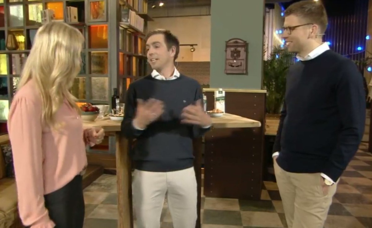 Partnerlook: Philipp Lahm und Tobias Heinbockel von Aldi (r.) in Chino-Pulli-Hemd-Uniform.
