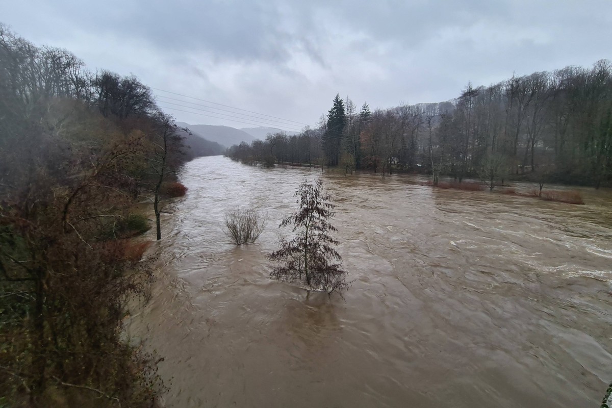 Herchen Themenfoto: Wetter, Unwetter, Sturm, Regen, Hochwasser, Sieg, Herchen, Nordrhein-Westfalen, 23.12.2023 Hochwasser an der Sieg bei Herchen, Nordrhein-Westfalen, Deutschland Themenfoto: Wetter,  ...