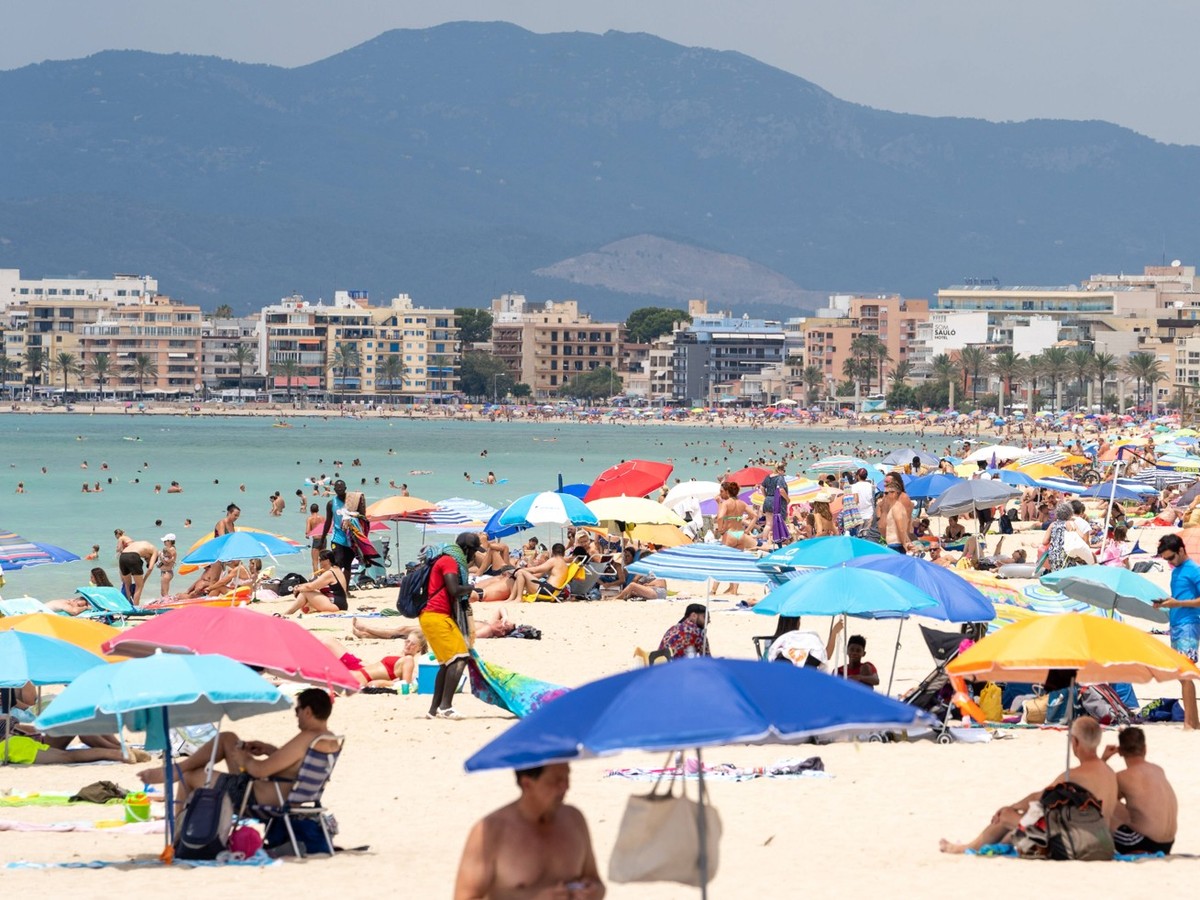 Der Strand an der Playa de Palma ist deutlich gefüllter als in den Tagen zuvor offenbar reisen aktuell wieder mehr deutsche Urlauber nach Mallorca Mallorca einen Tag vor Einführung einer verschärften ...