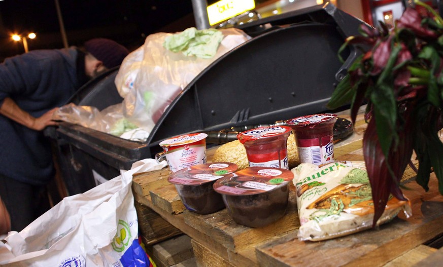 Lebensmittel aus Müllcontainern - Ausbeute beim nächtlichen Containern in Berlin