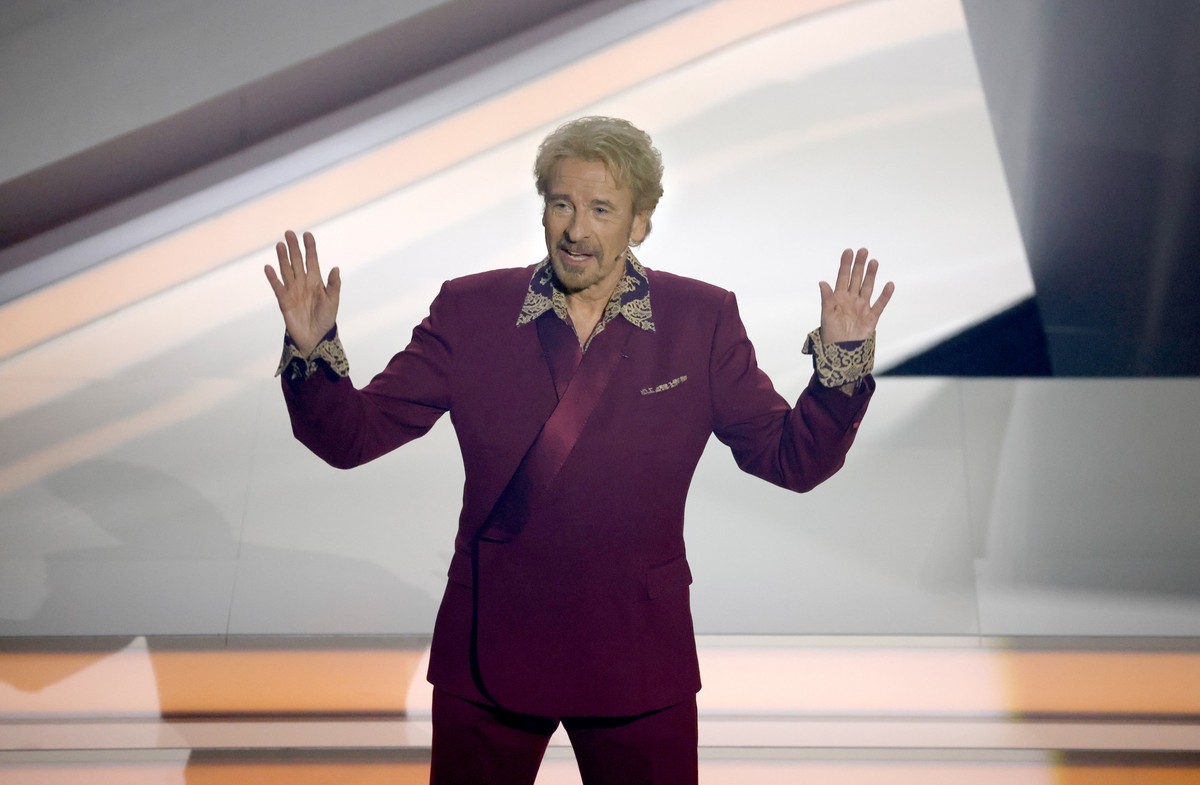 25.11.2023, Baden-Württemberg, Offenburg: Moderator Thomas Gottschalk ( ) kommt zu Beginn der ZDF-Show "Wetten, dass..?" auf die Bühne. Gottschalk moderiert zum letzten Mal «Wetten, dass..?» ...