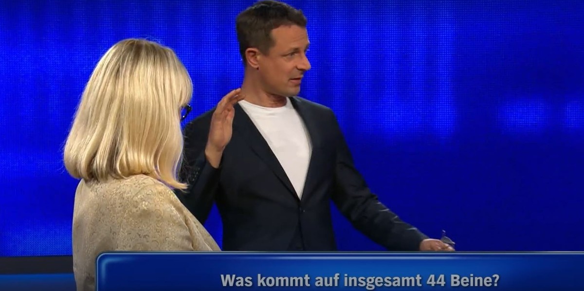 Bommes fühlt sich von dem Insekt attackiert.