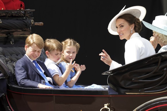 ARCHIV - 02.06.2022, Großbritannien, London: Prinz George (l-r), Prinz Louis, Prinzessin Charlotte, Kate, Prinzessin von Wales, und Königin Camilla von Großbritannien fahren in einer Kutsche während d ...