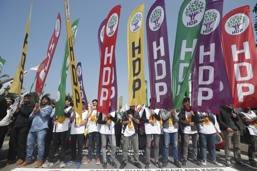 Supporters of the pro-Kurdish Peoples&#039; Democratic Party (HDP) march with party flags during a May Day rally in Istanbul, Turkey May 1, 2018. REUTERS/Osman Orsal
