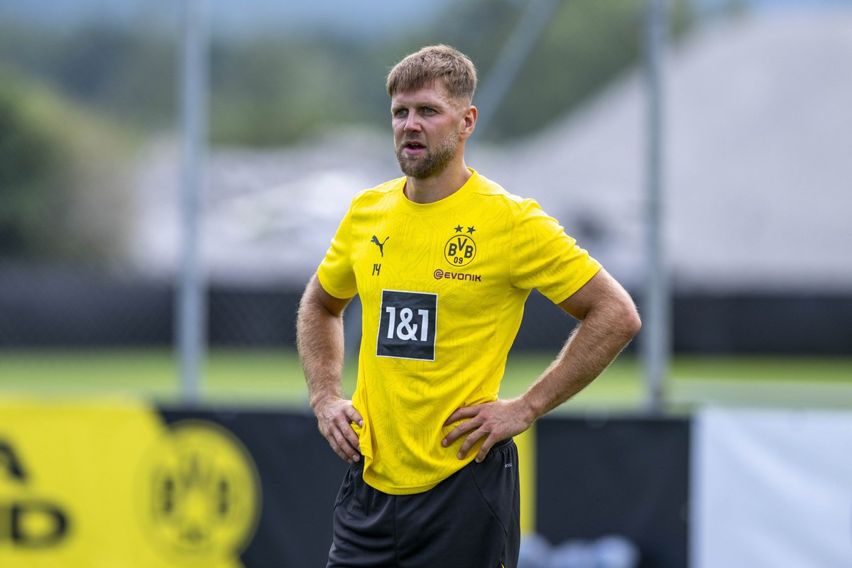 02.08.2024, Schweiz, Bad Ragaz: Fußball: Bundesliga, Trainingslager Borussia Dortmund: Niclas Füllkrug stemmt die Hände in die Hüften. Foto: David Inderlied/dpa - WICHTIGER HINWEIS: Gemäß den Vorgaben ...