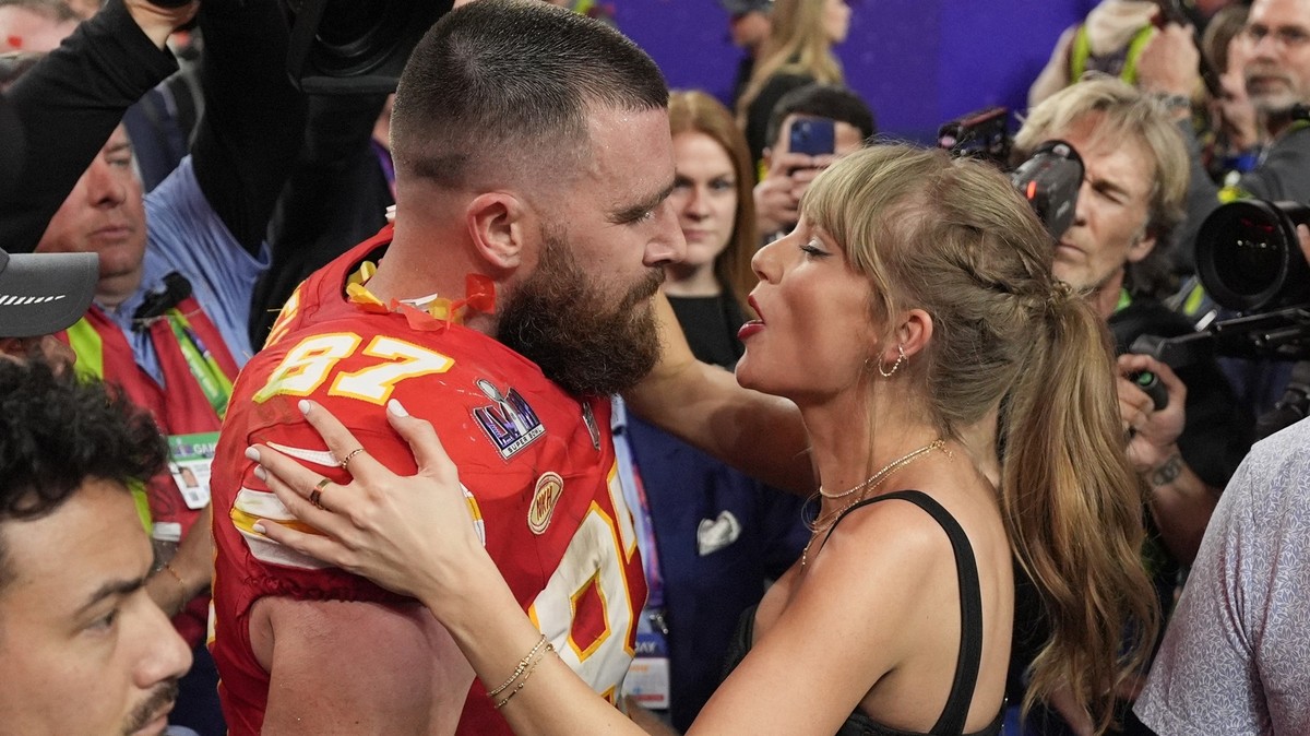 ARCHIV - 12.02.2024, USA, Las Vegas: American Football: Profiliga NFL, Play-off-Runde, Super Bowl, Kansas City Chiefs - San Francisco 49ers im Allegiant Stadium: Taylor Swift küsst Kansas City Chiefs  ...