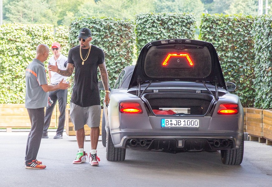 Check! Jérôme Boateng (r.) fährt mit seinem Bentley an der Säbener Straße vor. Die Marke fällt nicht unter den Bayern-Bann, da Bentley zur VW-Gruppe gehört.