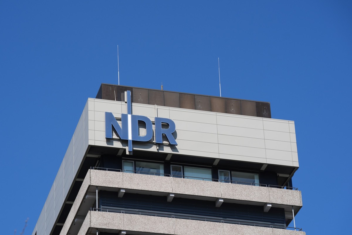 PRODUKTION - 04.04.2025, Hamburg: Das Logo des Norddeutschen Rundfunks (NDR) ist an einem Geb�ude auf dem Sendergel�nde in Lokstedt angebracht. Die Medienmanagerin S. Harzer-Kux ist Kandidatin f�r den ...