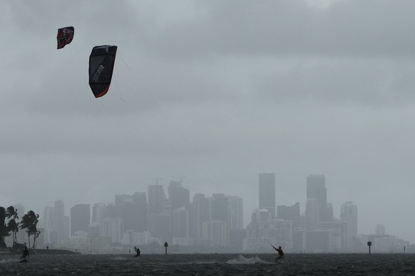 Kite-Surfer haben die starken Winde in Miami ausgenutzt.
