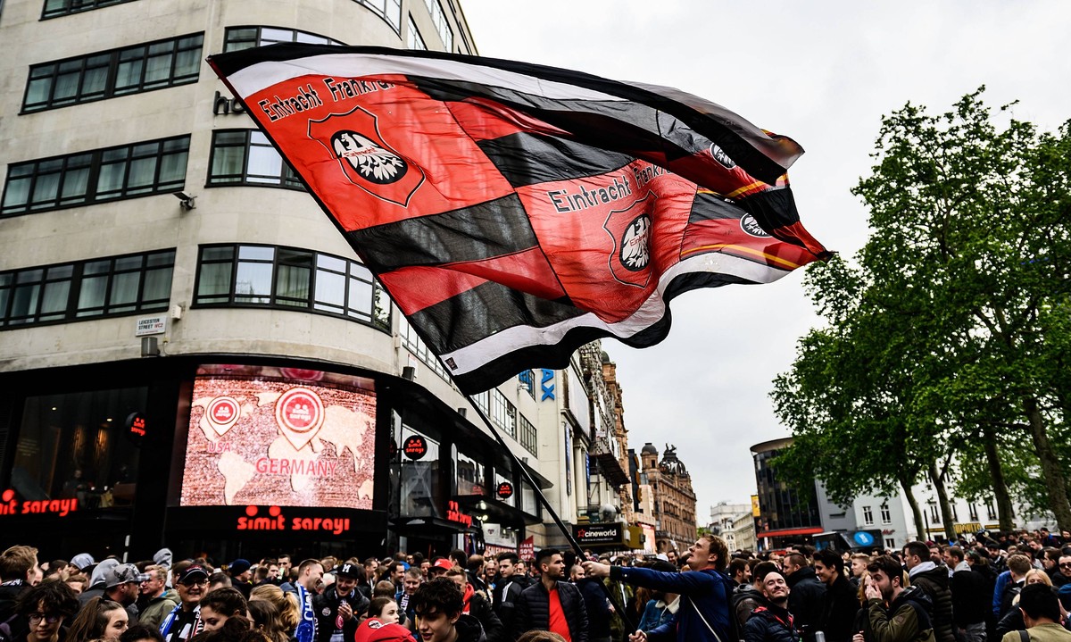 09.05.2019, xfux, Fussball UEFA Europa League, Eintracht Frankfurt Fans in London am Leicester Square, emspor, v.l. Fans Eintracht Frankfurt, Stimmung, Schals, Fahne, Stimmung, Fan, Gruppe, Fangruppe  ...