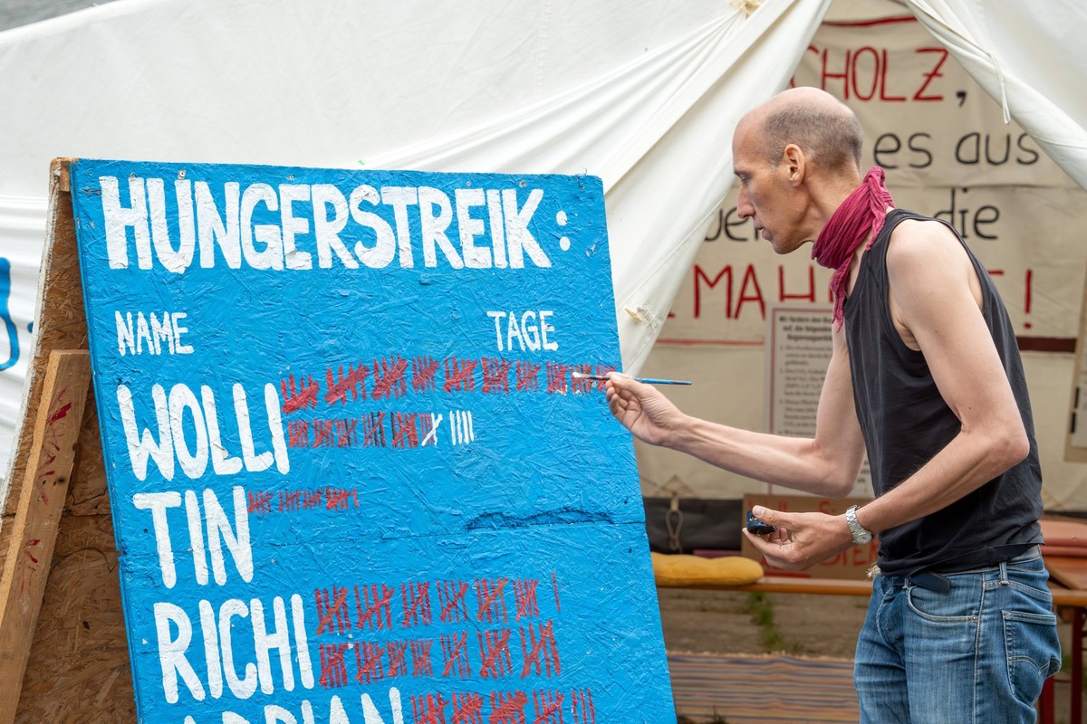 Klimaaktivist Wolfgang Metzeler-Kick seit 85 Tagen im Hungerstreik, Berlin, 30. Mai 2024 Deutschland, Berlin, 30. Mai 2024, Klimaaktivist Wolfgang Metzeler-Kick, 49, seit 85 Tagen im Hungerstreik, bef ...