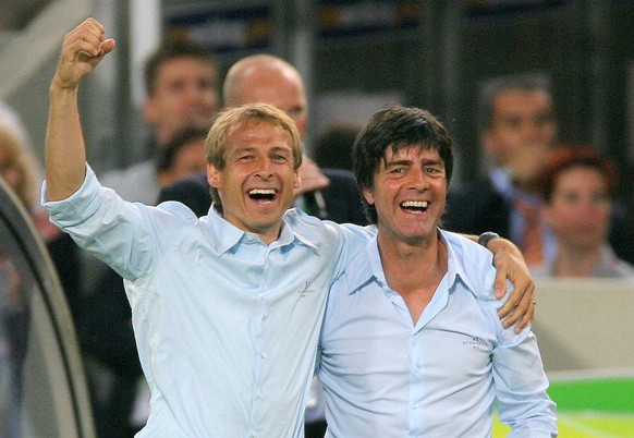 ARCHIV - 08.07.2006, Baden-W�rttemberg, Stuttgart: Fu�ball: WM Spiel um Platz drei: Deutschland - Portugal. Der damalige deutsche Trainer J�rgen Klinsmann (l) und sein damaliger Co-Trainer Joachim L�w ...