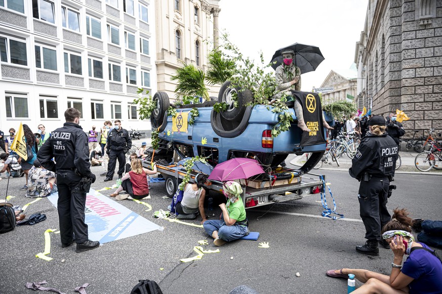 17.06.2020, Brandenburg, Potsdam: Demonstranten von Extinction Rebellion blockieren die Straße vor dem Hauptsitz des Verbandes der Automobilindustrie (VDA). Die Aktion lief am Tag der Fahrraddemo von  ...