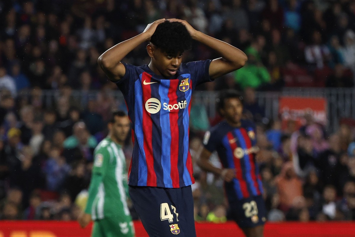 Barcelona's Lamine Yamal reacts after a missed scoring opportunity during a Spanish La Liga soccer match between Barcelona and Real Betis at the Camp Nou stadium in Barcelona, Spain, Saturday, Ap ...