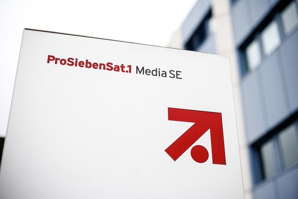 ARCHIV - 03.11.2021, Bayern, Unterföhring: Das Logo und der Schriftzug der «ProSiebenSat.1 Media SE» ist im Gewerbegebiet «Unterföhring Park» an einer Säule vor einem Gebäude von ProSiebenSat.1 zu seh ...