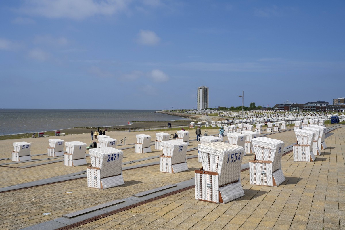 Strandkörbe an gepflasterter Küste, Promenade, Büsum, Nordsee, Schleswig-Holstein, Deutschland, Europa Beach chairs on paved coast, promenade, Büsum, North Sea, Schleswig-Holstein, Germany, Europe Cop ...