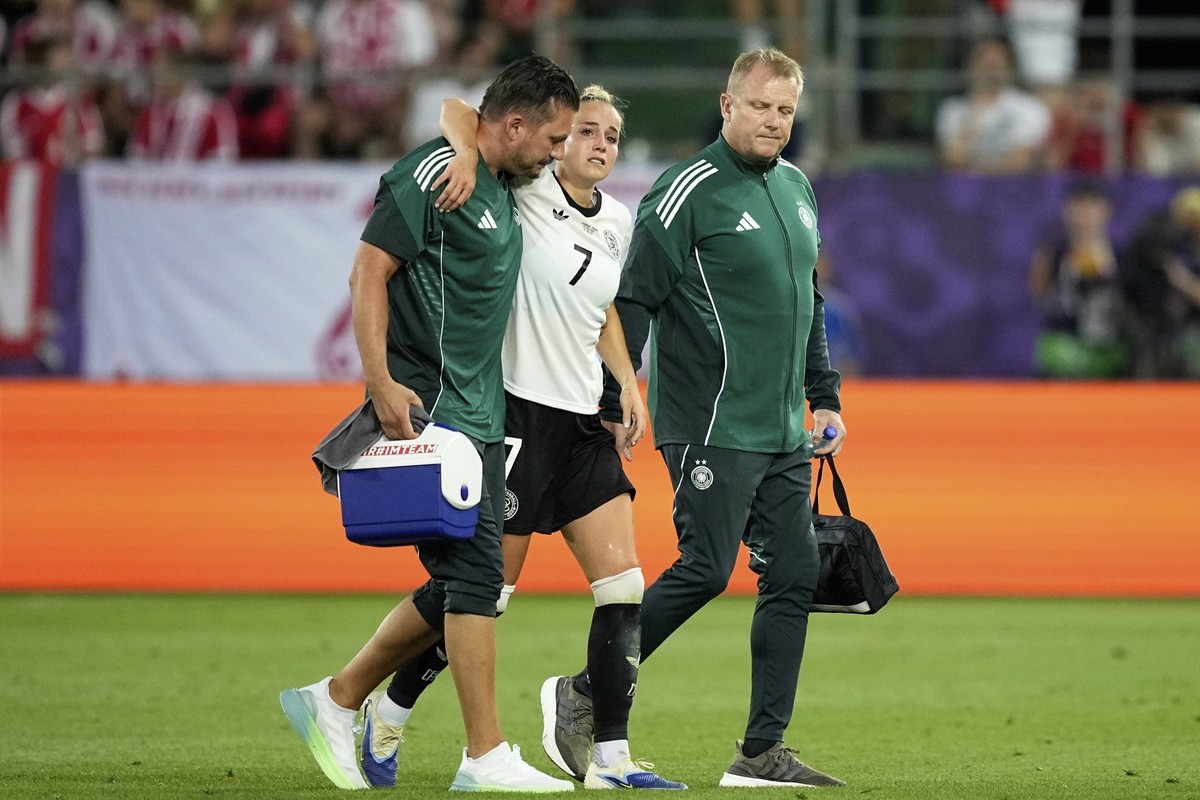 Germany&#039;s Giulia Gwinn leaves the pitch after getting injured during the Euro 2025, group C, soccer match between Germany and Poland at Arena St. Gallen in St. Gallen, Switzerland, Friday, July 4 ...