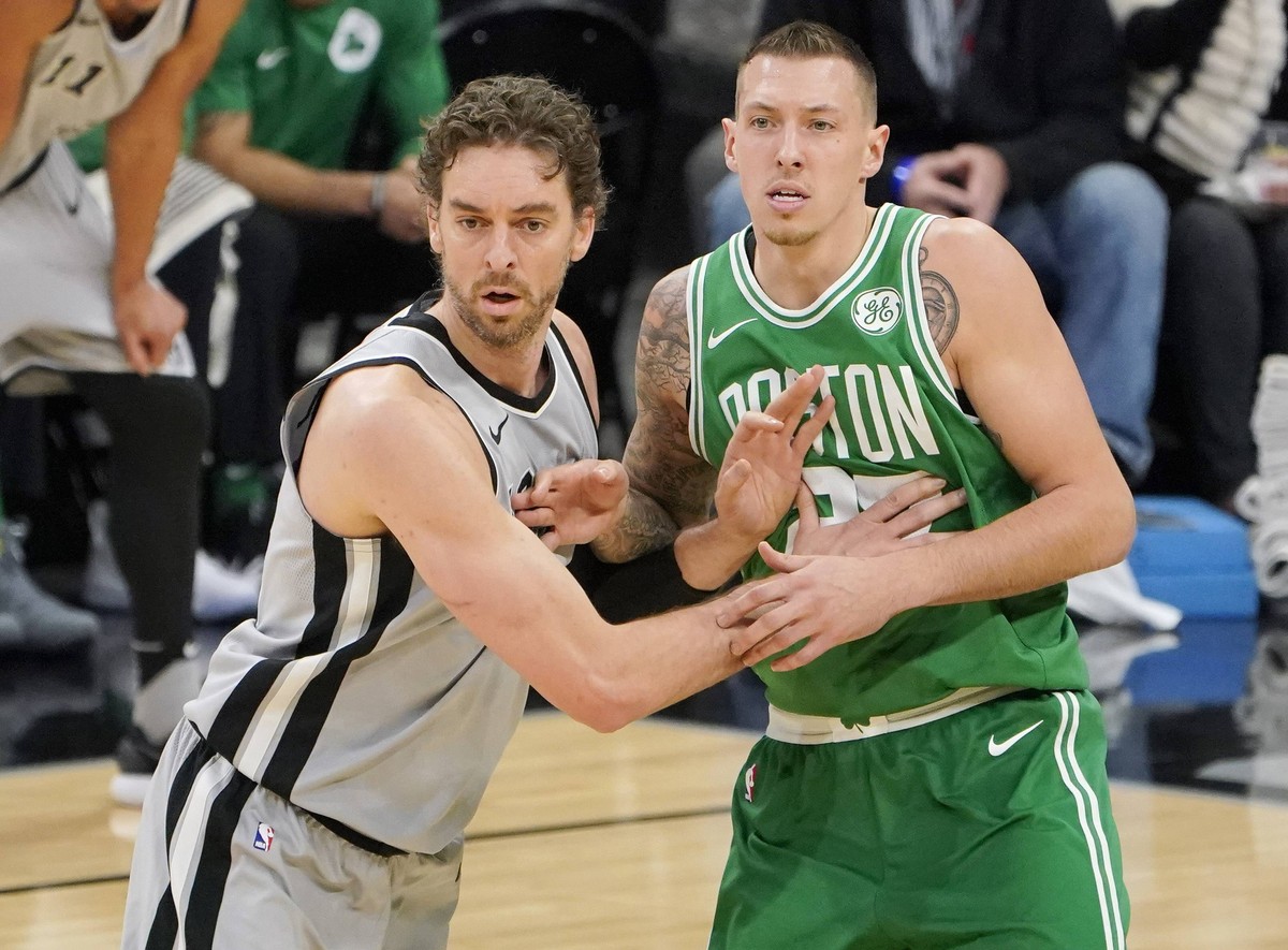 Pau Gasol (L) of the San Antonio Spurs and Daniel Theis of the Boston Celtics during an NBA Basketball Herren USA basketball game, 08 December 2017. Boston Celtics vs San Antonio Spurs !ACHTUNG: NUR R ...