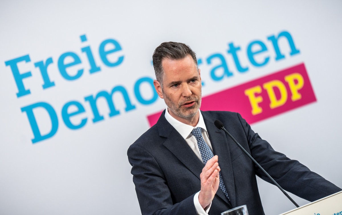 ARCHIV - 17.03.2025, Berlin: Christian Dürr, Fraktionsvorsitzender der FDP, nimmt an einer Pressekonferenz nach einer Sitzung teil. Dürr kündigte an, sich um das Amt des FDP-Parteichefs nach dem Rückz ...
