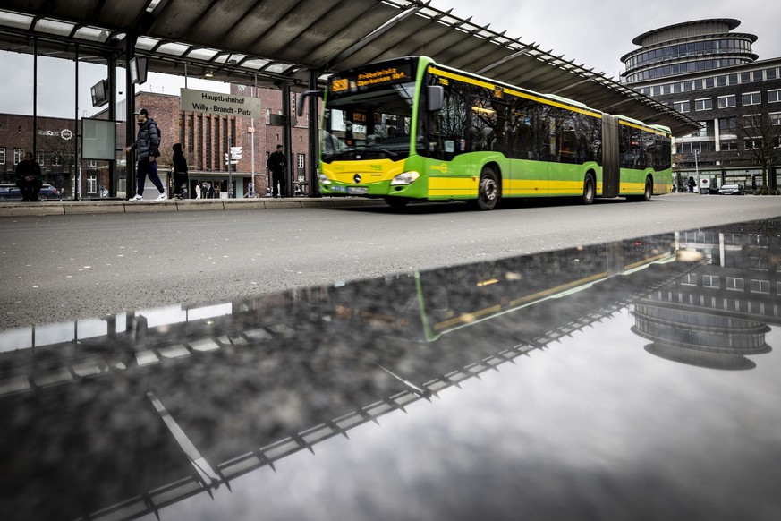 19.02.2024, Nordrhein-Westfalen, Oberhausen: Ein Bus steht an Bahnsteig 4 am Busbahnhof in Oberhausen. Im Hintergrund der Hauptbahnhof. Nach dem gewaltsamen Tod eines jungen ukrainischen Basketballers ...