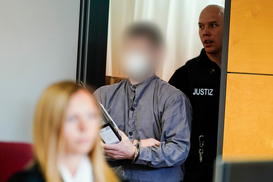 Der 39-jährige Hauptangeklagte kommt in den Verhandlungssaal des Landgerichts Kaiserslautern.