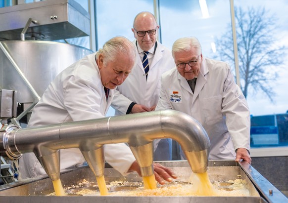 30.03.2023, Brandenburg, Brodowin: König Charles III. von Großbritannien (l-r), Dietmar Woidke (SPD), Ministerpräsident von Brandenburg, und Bundespräsident Frank-Walter Steinmeier besuchen am zweiten ...