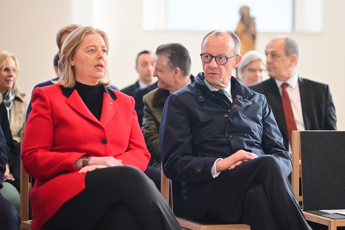 ARCHIV - 25.03.2025, Berlin: Bundestagspräsidentin Bärbel Bas (SPD) und Friedrich Merz, Vorsitzender der CDU, sitzen vor Beginn des ökumenischen Gottesdiensts zur Konstituierenden Sitzung des 21. Deut ...
