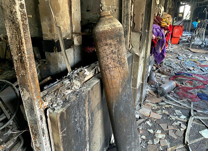 ARCHIV - 27.04.2021, Irak, Bagdad: In diesem Archivfoto steht eine verkohlte Sauerstoffflasche nach einem Brand im Al-Khatib-Krankenhaus in Bagdad. In der südlichen Provinz Dhi Qar ist es in der Stadt ...