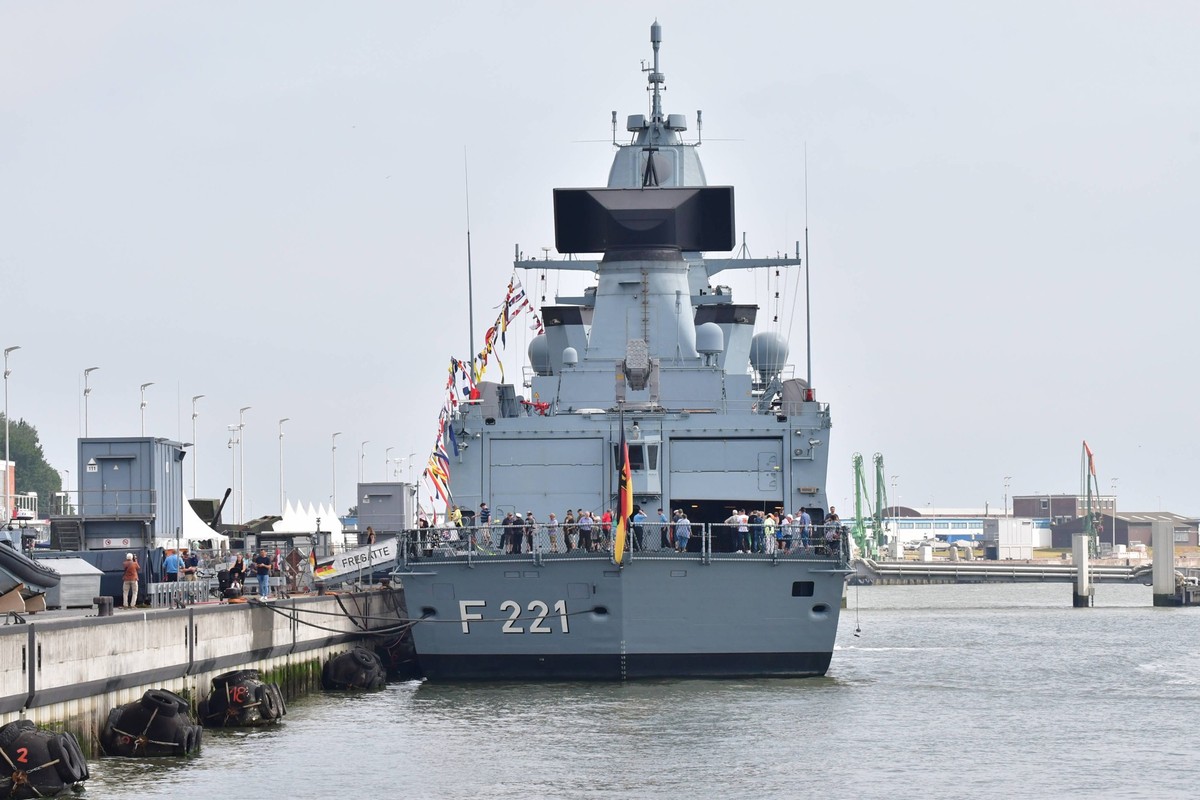 Fregatte Hessen beim Tag der Bundeswehr in Wilhelmshaven Die Fregatte Hessen F221 liegt am Kai des Marinehafens in Wilhelmshaven. Sie kann im Rahmen des Tages der Bundeswehr von den Besuchern besichti ...