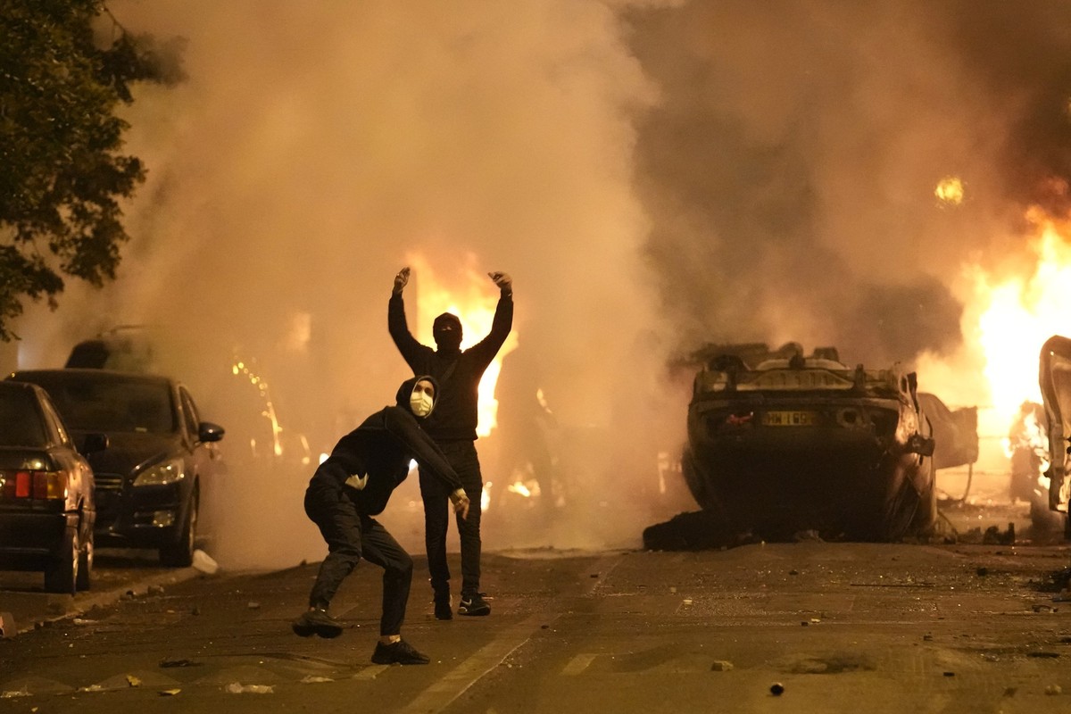 Youths clash with Police forces in Nanterre, outside Paris, Thursday, June 29, 2023. The death of 17-year-old Nael by police during a traffic check Tuesday in the Paris suburb of Nanterre elicited nat ...