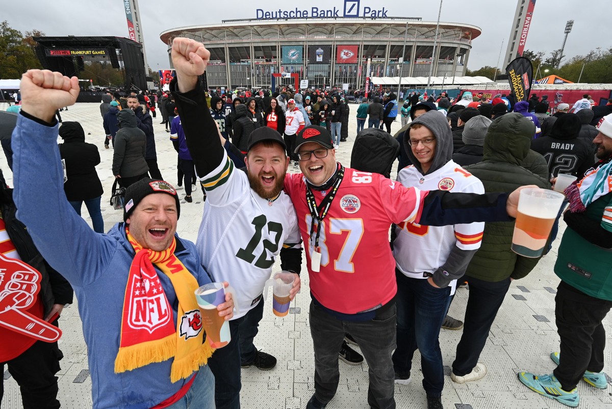 05.11.2023, Hessen, Frankfurt/Main: American Football: Profiliga NFL, Kansas City Chiefs - Miami Dolphins, Hauptrunde, Hauptrunde-Partien, 9. Spieltag, im Deutsche Bank Park. Football-Fans sind vor de ...