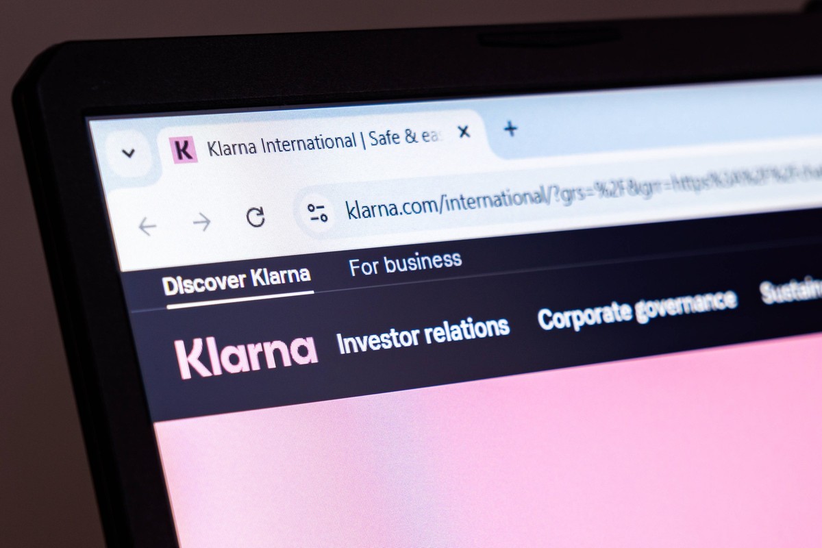 New York, USA - 22. Januar 2025: Klarna-Website auf einem Laptop-Bildschirm, auf dem Zahlungslösungen und Finanzdienstleistungen vorgestellt werden New York, USA - January 22, 2025: Klarna website dis ...