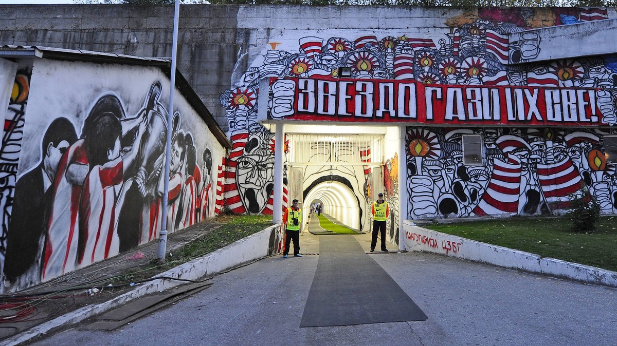 Bayern In Belgrad Stars Mussen Durch Einschuchterndsten Spielertunnel Europas Watson