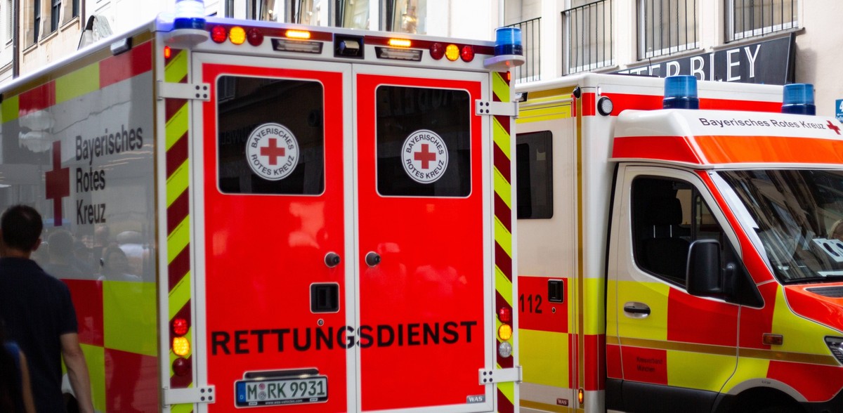 Notarzteinsatz Symbolbild Krankenwagen mit Blaulicht am 12.8.2023 in M
