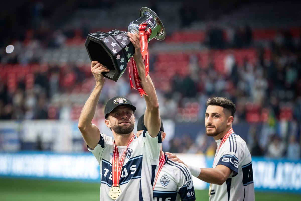 01.10.2025, Kanada, VANCOUVER: Fußball: Kanada, Finale um die kanadische Meisterschaft, Vancouver Whitecaps - Vancouver FC. Thomas Müller von den Vancouver Whitecaps hebt den Voyageurs Cup nach dem Si ...