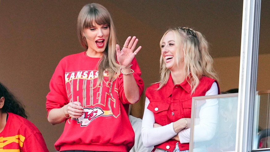 NFL, American Football Herren, USA Los Angeles Chargers at Kansas City Chiefs Oct 22, 2023 Kansas City, Missouri, USA Recording artist Taylor Swift waves to fans during the second half between the Los ...