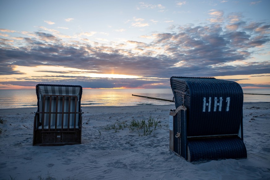 Sonnenuntergang über der Ostsee - zwei Strandkörbe stehen verlassen am Weststrand der Insel Hiddensee. GER, Insel Hiddensee, Rügen, Ostsee, MV, Mecklenburg-Vorpommern, Urlaub, Tourismus *** Sunset ove ...