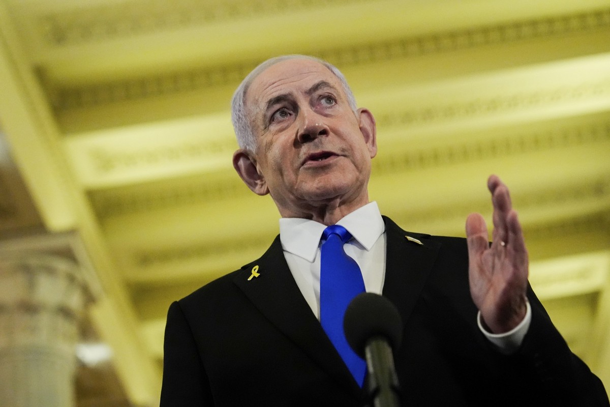 ARCHIV - 08.07.2025, USA, Washington: Benjamin Netanjahu (M), Ministerpräsident von Israel, spricht zu Reportern im US-Kapitol nach einem Treffen mit dem Sprecher des Repräsentantenhauses Johnson. (Ar ...