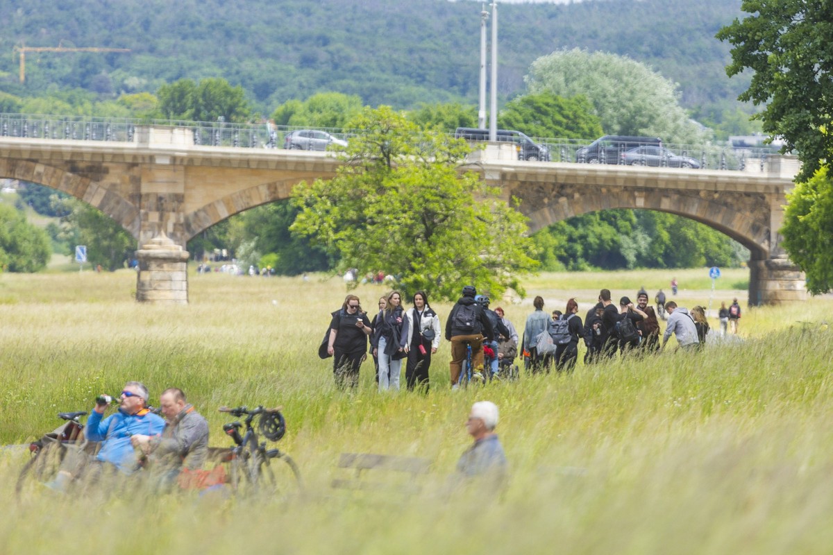 Herrentagsgruppe unterwegs Christi Himmelfahrt. Männergruppen sind mit teilweise sehr phantastische Gefährten und immer genügend Bier dabei, in Dresden unterwegs. Dresden Sachsen Deutschland *** Ascen ...