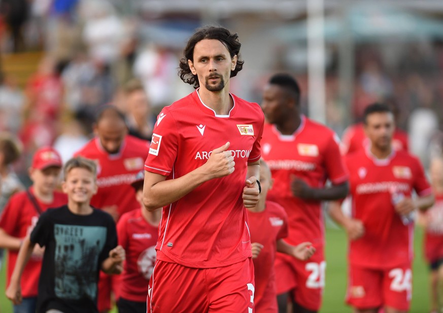 Fussball, Herren, Saison 2019/2020, Testspiel, SV Lichtenberg 47 - 1. FC Union Berlin (1:4), nach dem Spiel liefen Kinder und Profis des 1. FC Union gemeinsam aus, Neven Subotic (1. FC Union Berlin),  ...