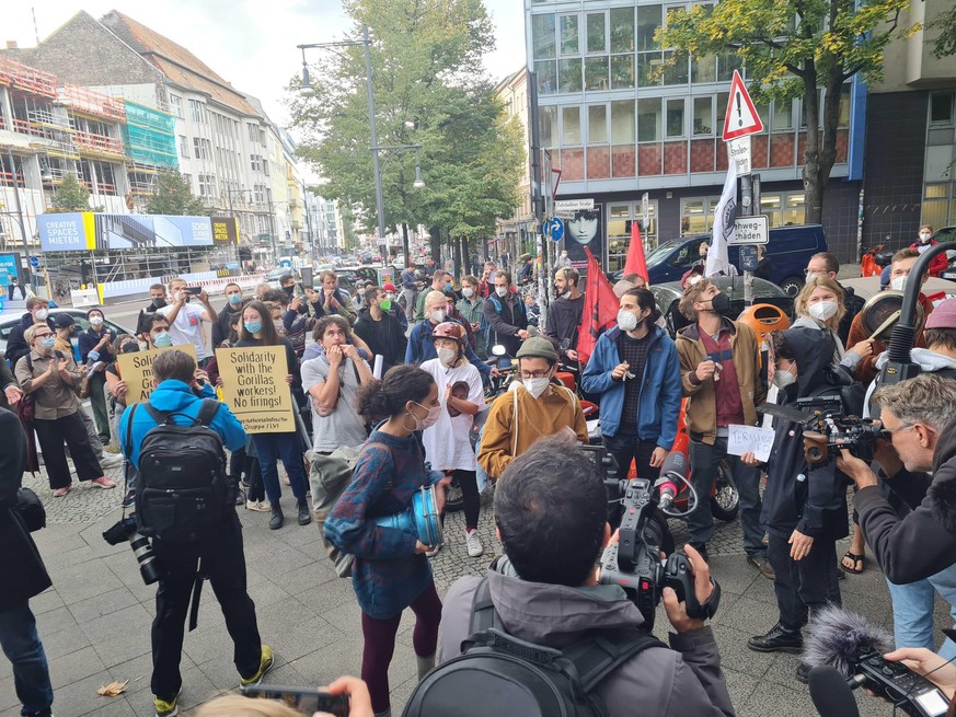 Streik vor der Gorillas-Zentrale in Berlin-Mitte: Einige der Streikenden waren vermummt, um nicht erkannt zu werden. Protestiert wurde mithilfe von Trommeln und Töpfen.