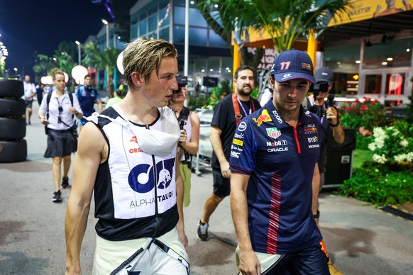 40 Liam Lawson NZL, Scuderia AlphaTauri, 11 Sergio Perez MEX, Oracle Red Bull Racing, Grand Prix Singapuru Formuły 1 na torze Marina Bay Street Circuit 17 września 2023 r. w Singapurze, Singapur.  Zdjęcie autorstwa on...