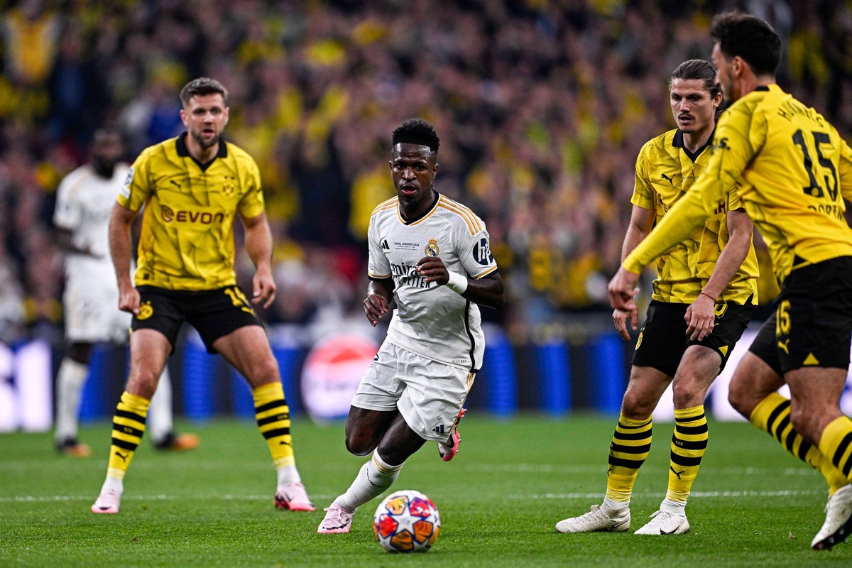 2024-06-01 Borussia Dortmund v Real Madrid CF - UEFA Champions League Final 2023/24 LONDON, UNITED KINGDOM - JUNE 1: Vinicius Junior of Real Madrid CF dribbles past players of Borussia Dortmund during ...