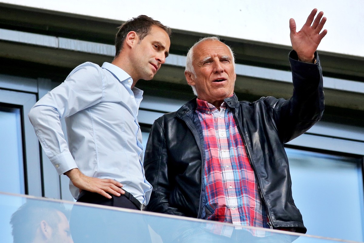 ARCHIV - 08.05.2016, Sachsen, Leipzig: Fu�ball: 2. Bundesliga, RB Leipzig - Karlsruher SC, 33. Spieltag in der Red Bull Arena. Red-Bull-Gr�nder Dietrich Mateschitz (r) spricht mit dem RB-Vereinsvorsit ...