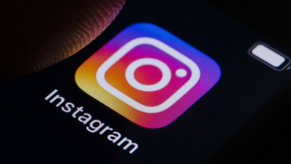 Symbolfoto: Das Logo von Instagram ist auf einem Smartphone zu sehen. Berlin, 10.03.2022 Berlin Deutschland *** Symbol photo Instagram logo can be seen on a smartphone Berlin, 10 03 2022 Berlin German ...